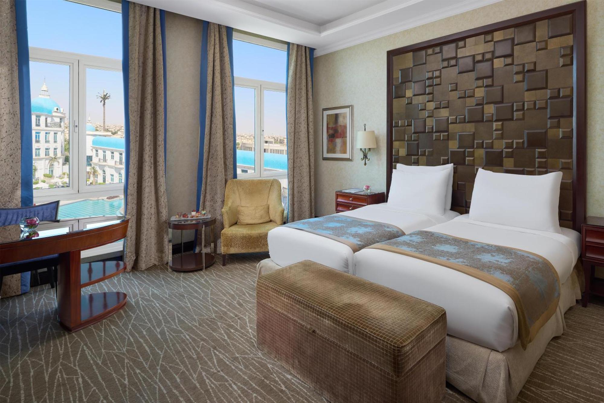 Deluxe Pool Room
